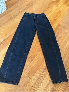 Aritzia High-Rise Straight Jeans — Black